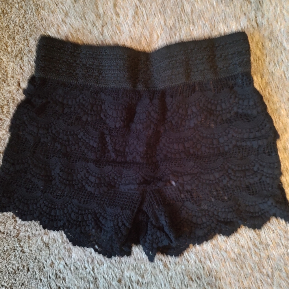 Lace scalloped black shorts